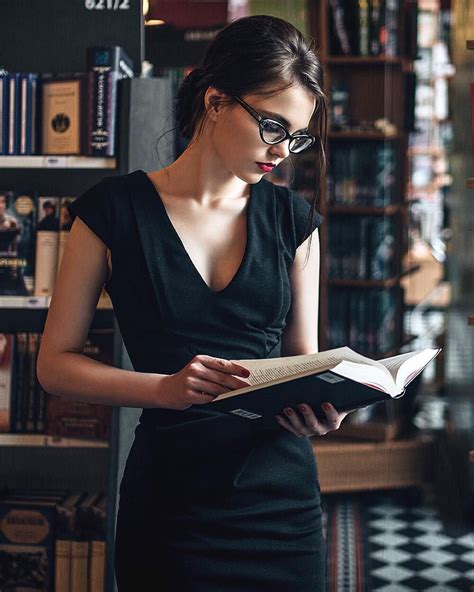 How to Wear the Sexy Librarian Look (with Pictures) .